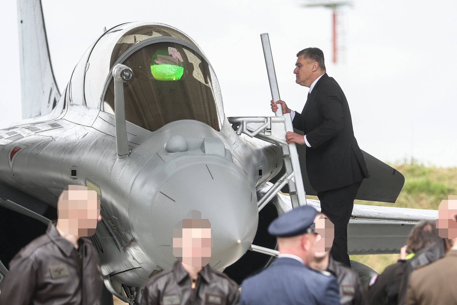 
Zagreb: Predsjednik Zoran Milanović pregledao Rafale i popeo se na jednog