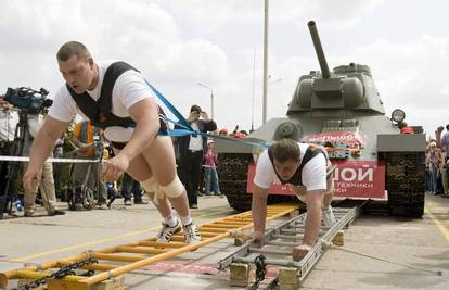 Minsk: Bjeloruski snagatori vukli tenk čak 5,10 metara