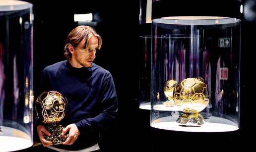 Luka Modri&cacute; donio Zlatnu loptu u Milan: 'Hvala vam za ljubav'