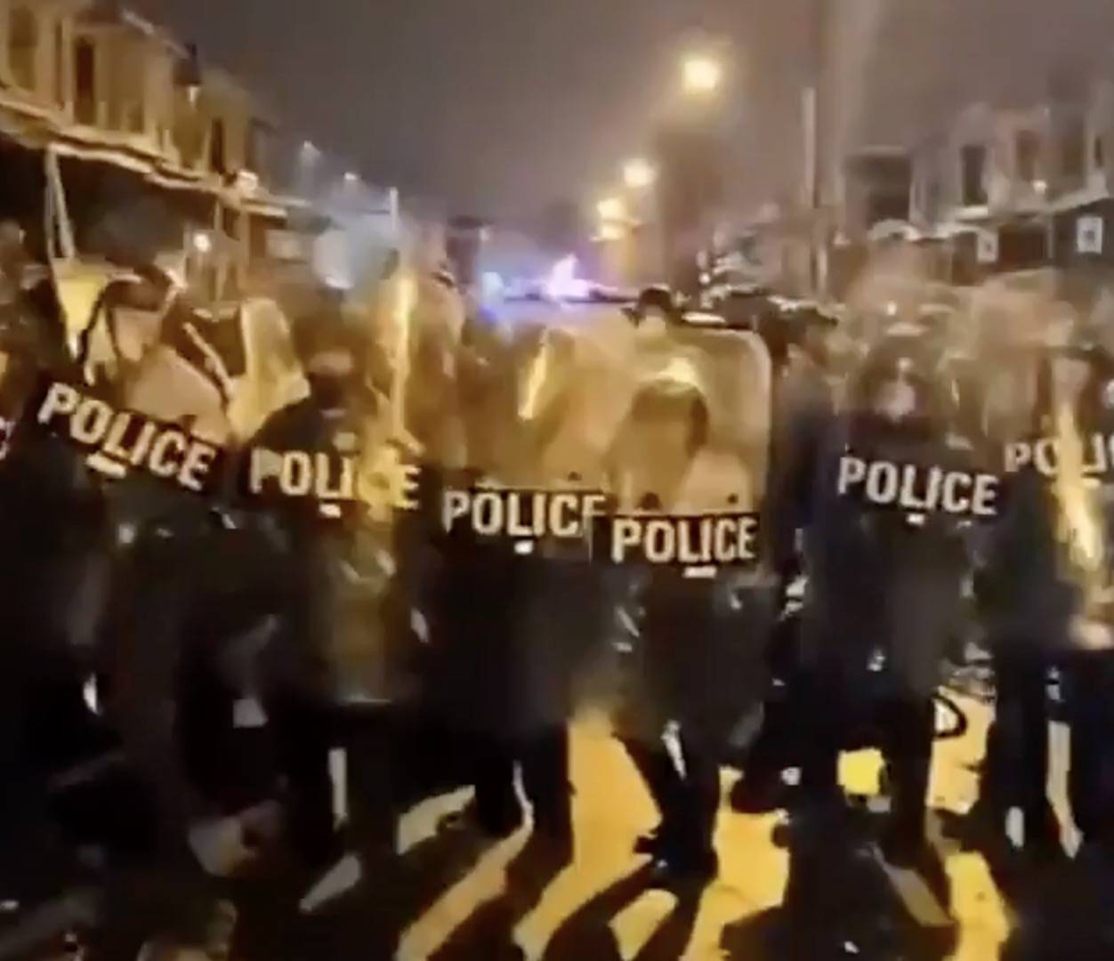 Kaos na ulicama Philadelphije nakon što su policajci ubili Afroamerikanca s nožem u ruci