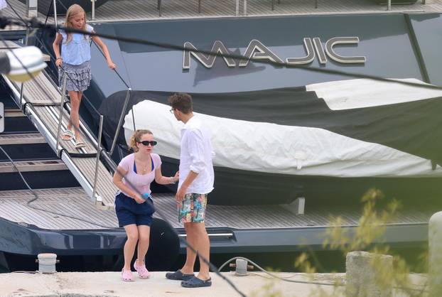 Bivša "Spajsica" Geri Halliwell sa suprugom Christianom i djecom uživa u ljetovanju na Jadranu