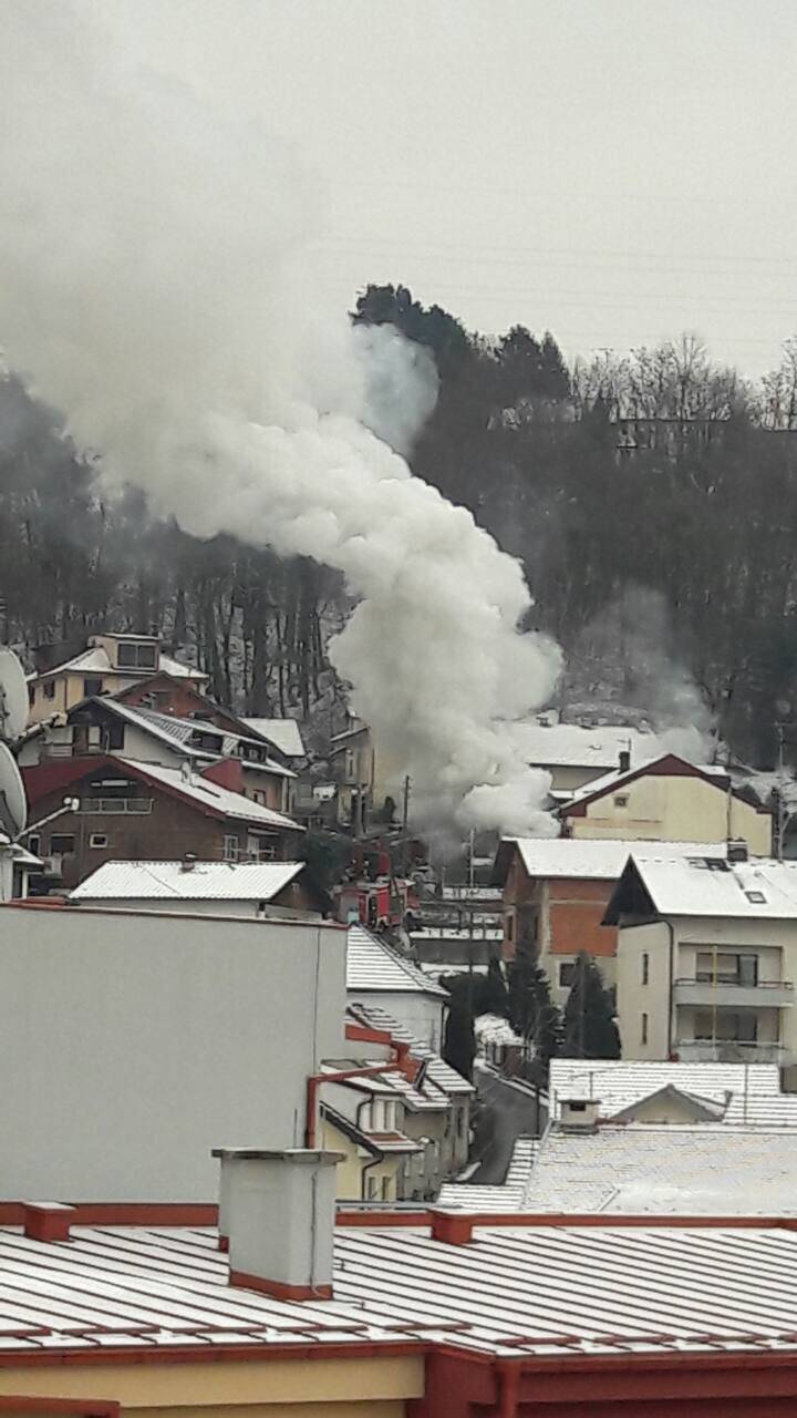 Požar  u garaži u Gračanima: U tijeku je gašenje, nema žrtava