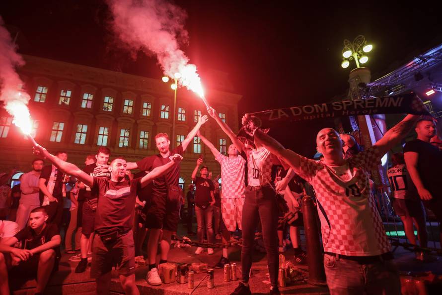 Zagreb: Navijači na na Trgu bana Jelačića prate utakmicu Hrvatska  - Portugal 