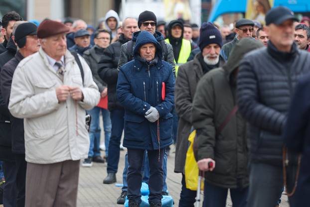 Zagreb: Interventna policija osigurava molitelje na glavnom Trgu