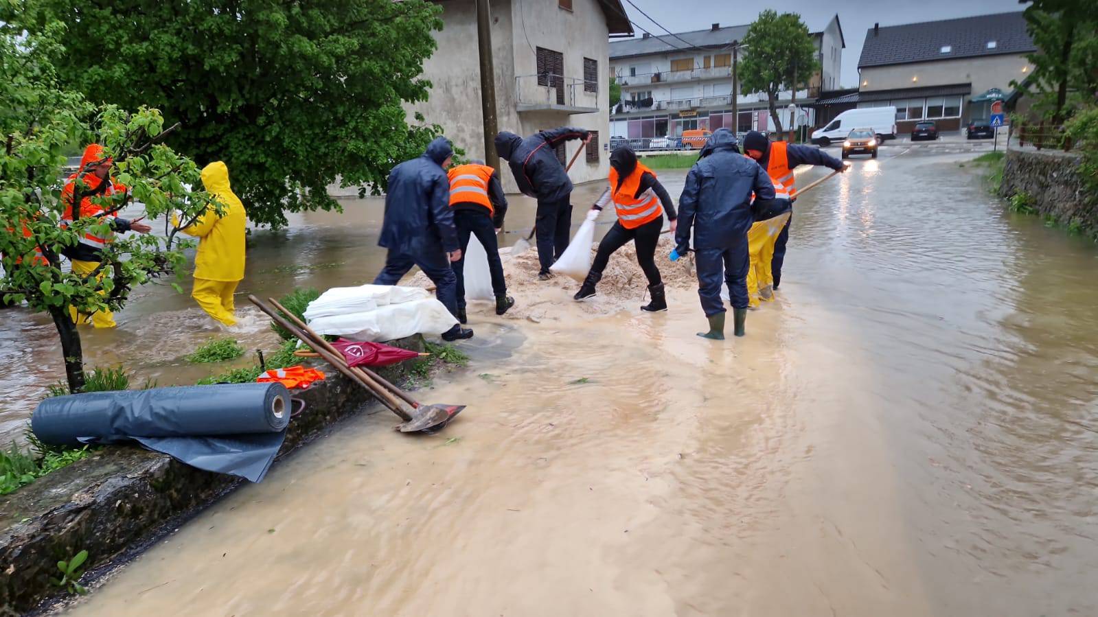 U Gračacu izvanredno stanje, u Obrovcu se Zrmanja izlila u grad koji je u potpunosti bez struje