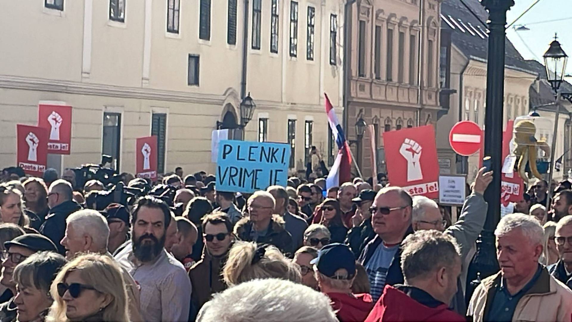 Veliki prosvjed na Markovu trgu. Tisuće su tražile odlazak premijera Plenkovića: 'Dosta je'