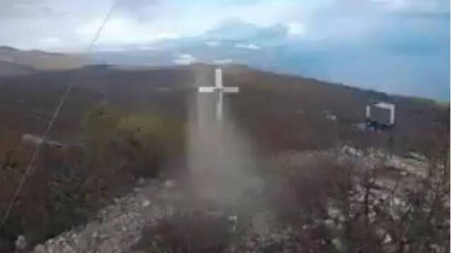 VIDEO Snimka križa kod Labina izazvala rasprave: 'Montaža!', drugi tvrde: 'Poruka od Boga!'