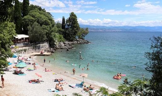 FOTO Prekrasna plaža Peharovo u Lovranu već  je prepuna turista