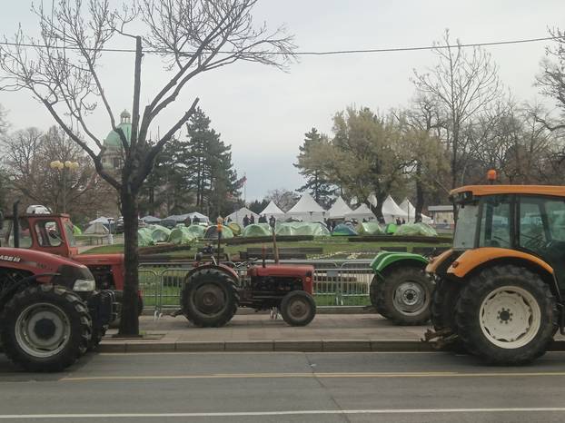 Beograd: Oko Pionirskog parka jutros su se pojavili parkirani traktori 