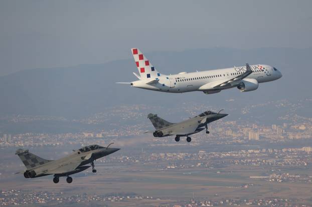 Fantastični prizori na nebu: Tri Rafalea ispratila 'srebrni avion' do zagrebačke zračne luke
