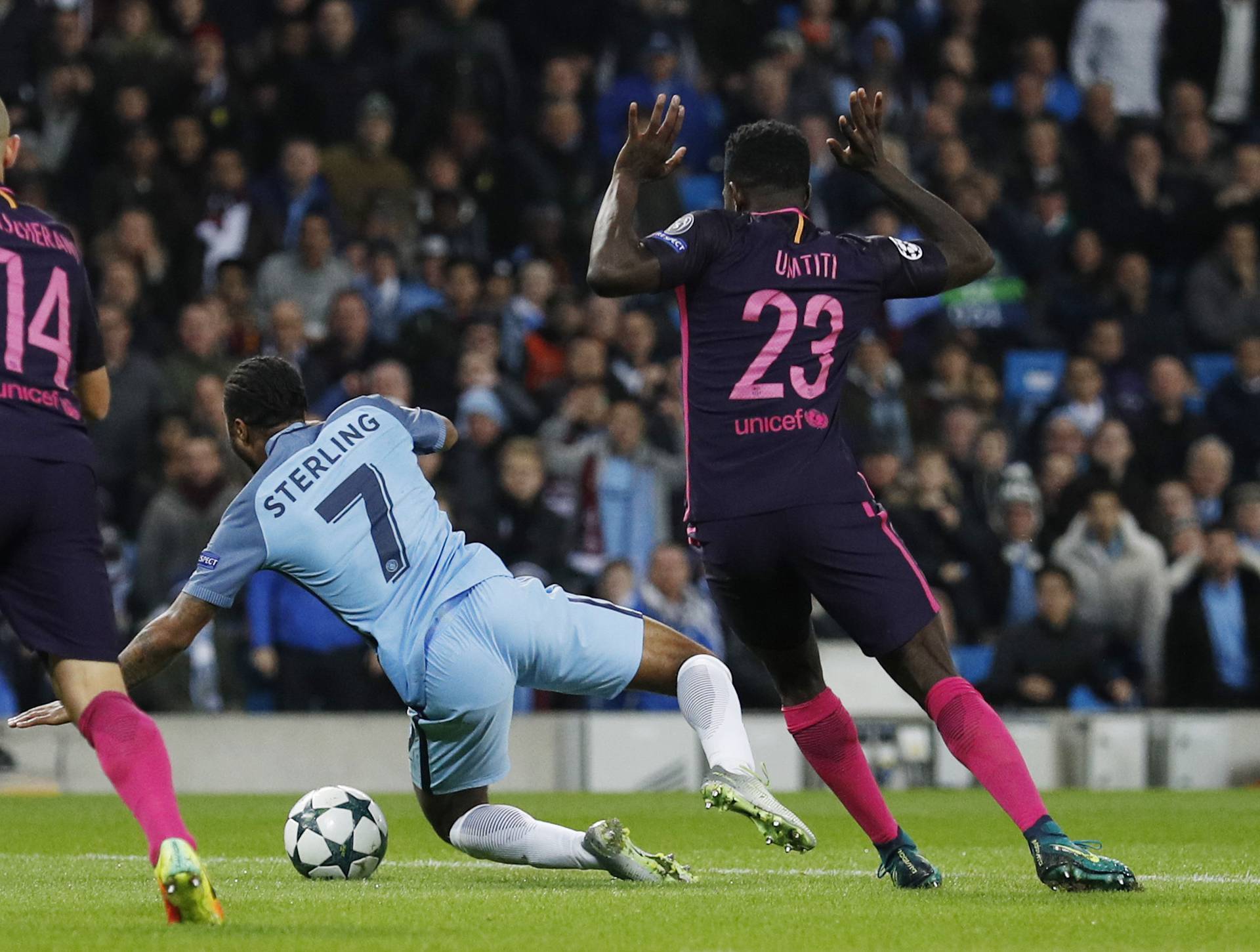 Manchester City v FC Barcelona - UEFA Champions League Group Stage - Group C
