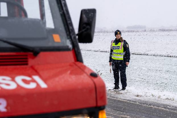 Otočac: Vatrogasci izvukli osobu koja je teretnim vozilom sletjela s ceste