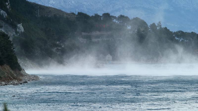 Zatvoren promet preko novog mosta iznad Omiša zbog bure! U prekidu i više trajektnih linija
