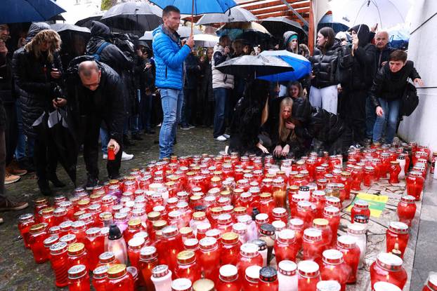 Novo Mesto: Suze i upaljene svijeće na mjestu na kojem je ubijen muškarac 