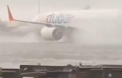 VIDEO Potpuni potop u Dubaiju: Otkazali su brojne letove, avioni 'plivaju' po pistama...