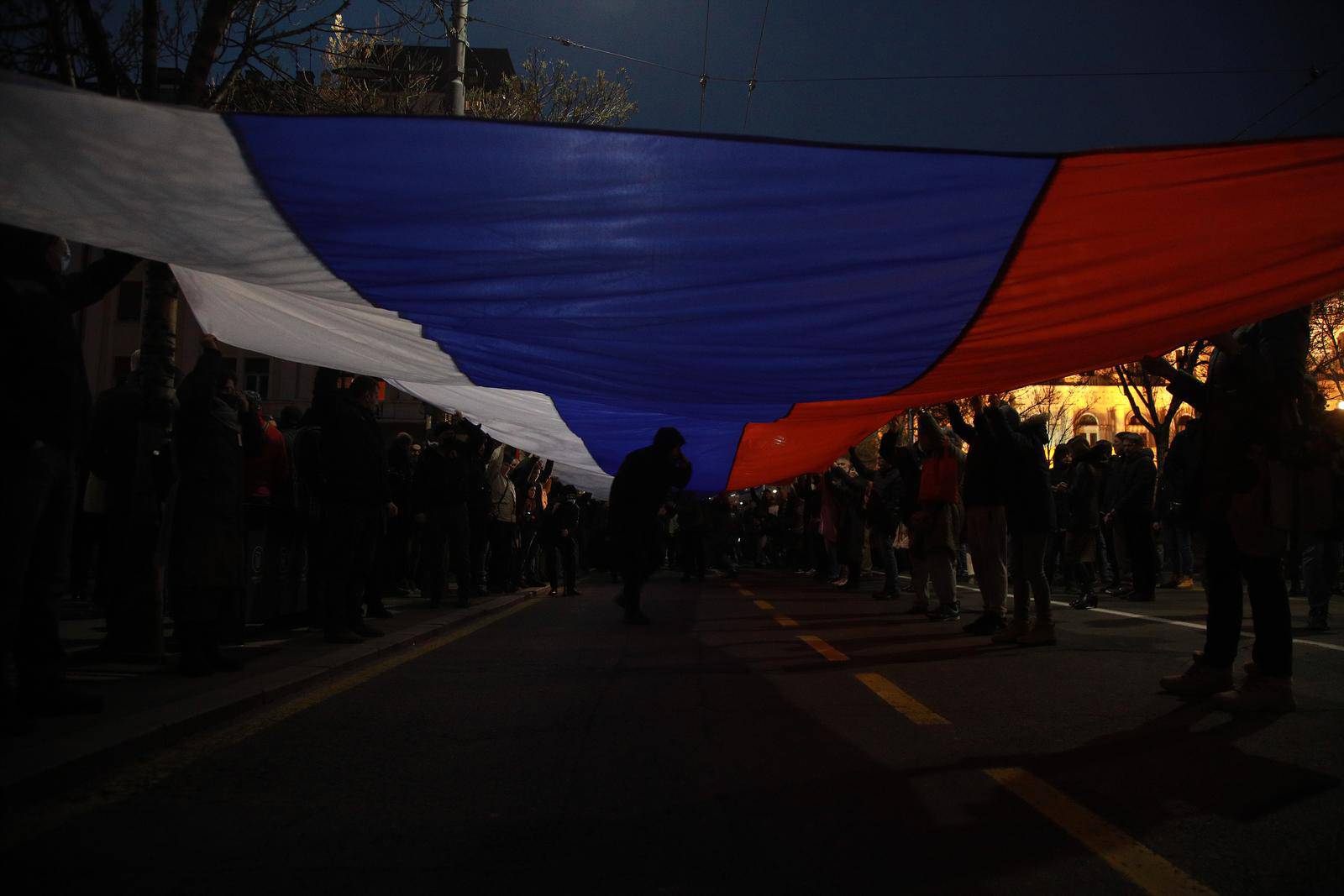 Beograd: Nekoliko stotina ljudi okupilo se kako bi pružilo podršku Rusiji