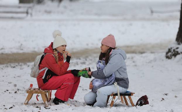 Zagreb: Maksimir, jedno od omiljenih mjesta za sanjkanje, grudanje ili šetnju po snijegu