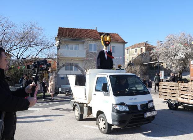 Jezera: Maškarana povorka prodefilirala je Jezerima