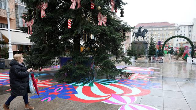 Zagreb: Bor na Trgu dobio ukrase u stilu steet arta