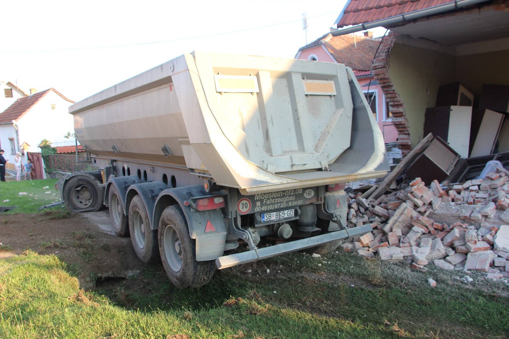 'Zaspala sam u kuhinji i ostala živa': Kamion joj srušio kuću