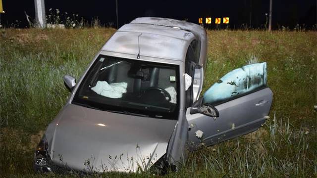 FOTO Pijan automobilom izletio iz kružnog toka u Čakovcu pa sletio u jarak: Završio u bolnici