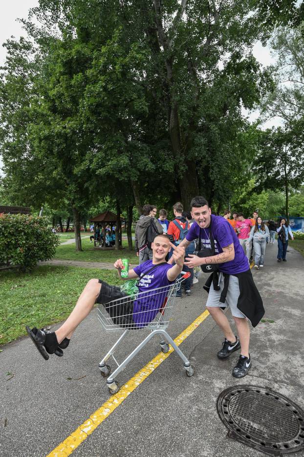 Zagreb: Kiša nije spriječila učenike da proslave kraj školovanja na Bundeku