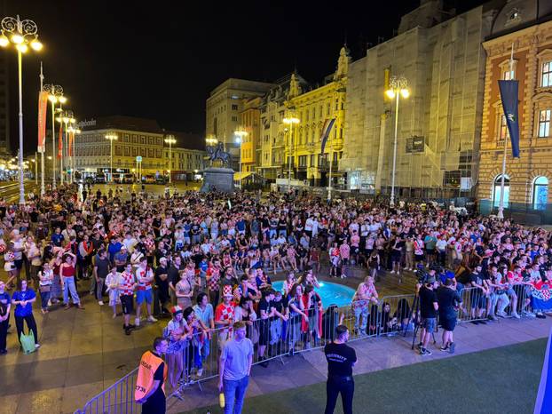FOTO/VIDEO Ovako Hrvati na trgovima usred noći navijaju i strepe zbog utakmice 'vatrenih'