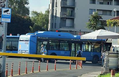 ZET-ov autobus bez vozača zabio se u štand na tržnici Črnomerec!