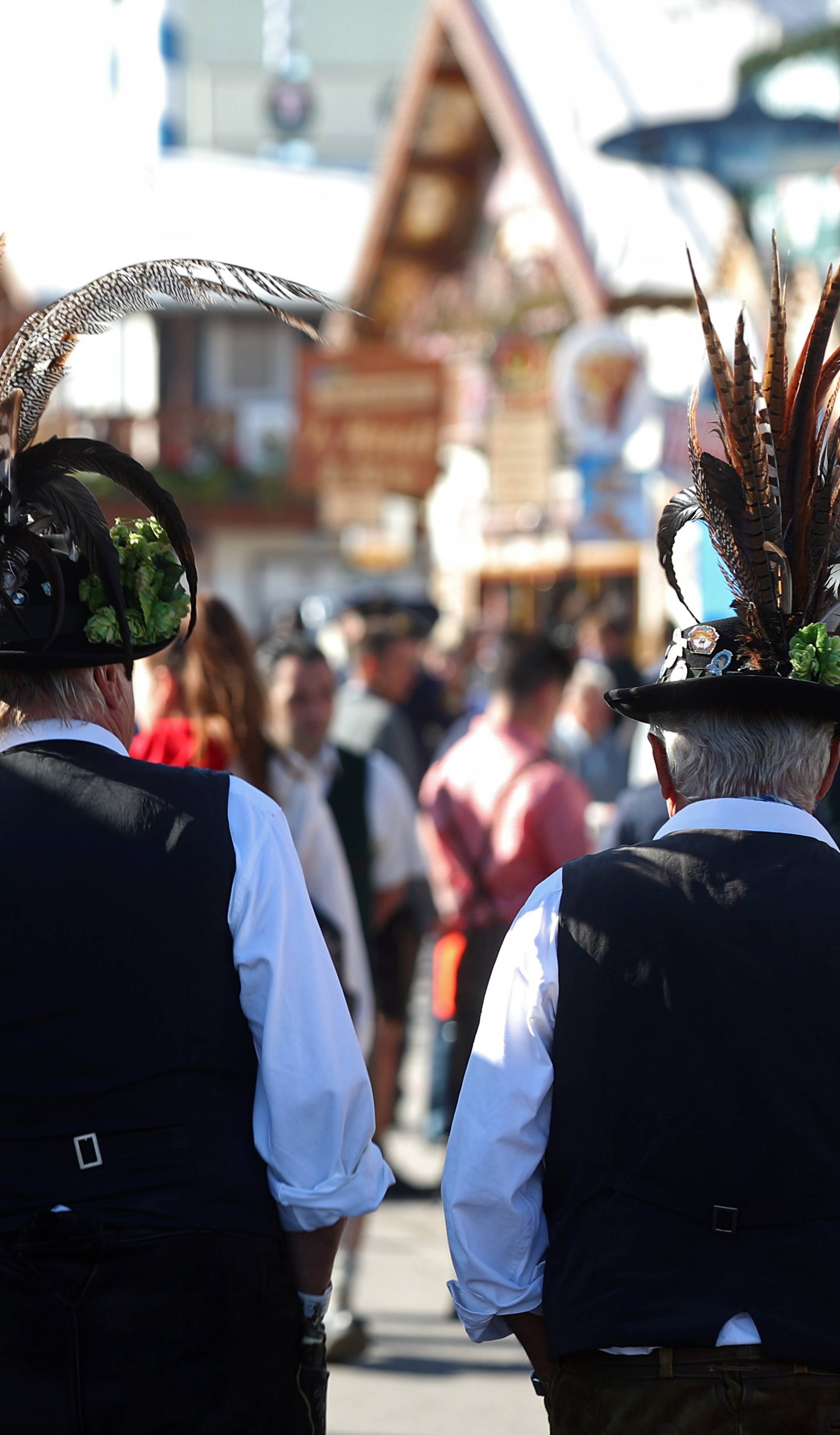 Navalili na vrata Oktoberfesta, a upozorili ih da nema trčanja