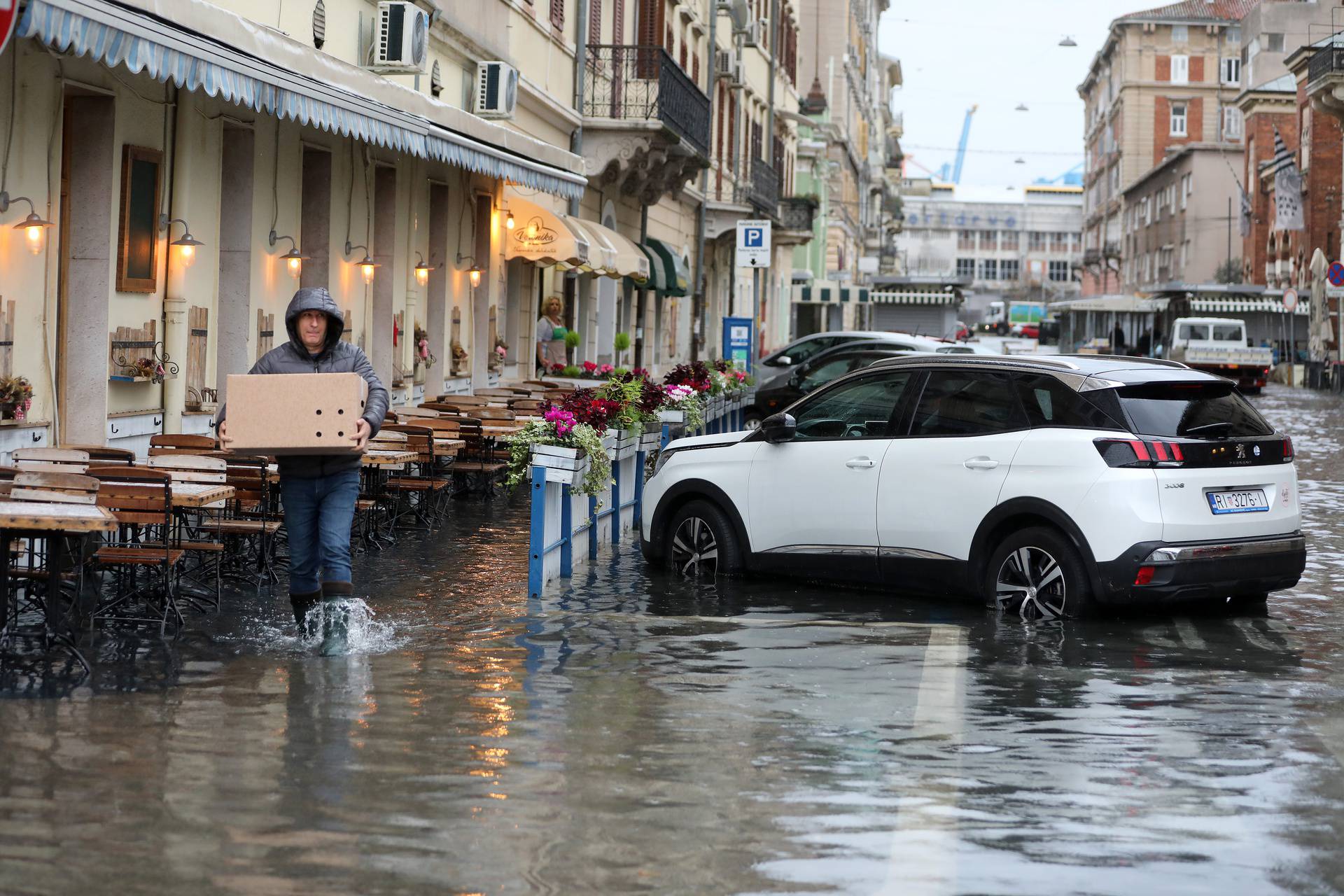 Rijeka: Zbog obilne kiše i plime poplavljene ulice pored tržnice