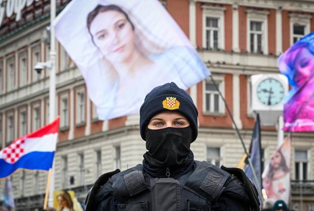 Zagreb: Molitelji i prosvjednici na Trgu bana Jelačića