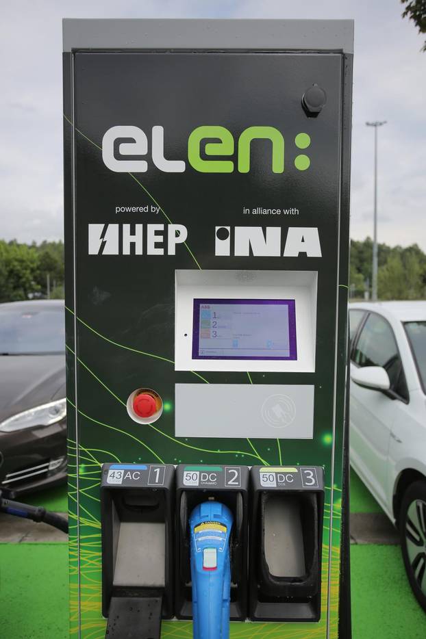 Na benzinskoj postaji INA u Brinju otvorena je prva punionica za električne automobile