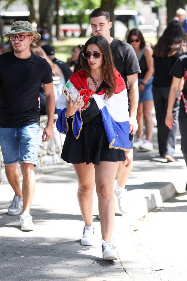 Sinj: Glavni modni detalji za koncert Thompsona - crna majica i zastava Hrvatske