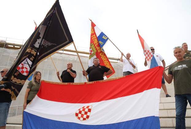 Šibenik:Odrzan je 'Prosvjedni skup protiv financiranja FALIŠ-a i svih ostalih protuhrvatskih dogaðanja'