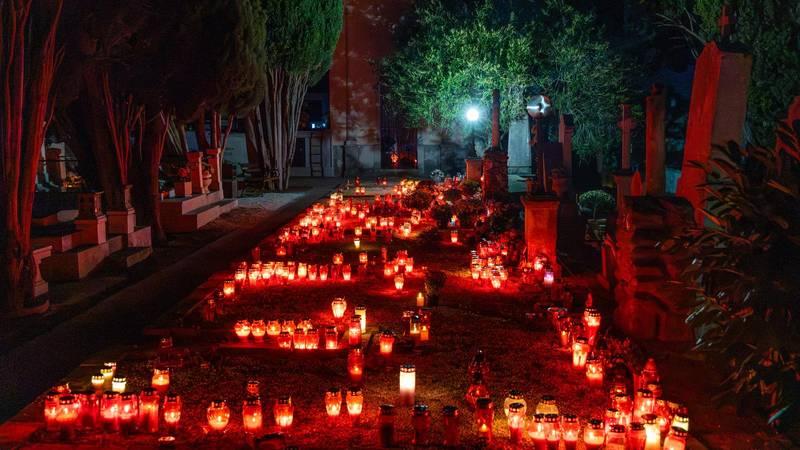 FOTO Pulsko groblje obasjali lampioni: Građani odaju počast najmilijima uoči Svih svetih