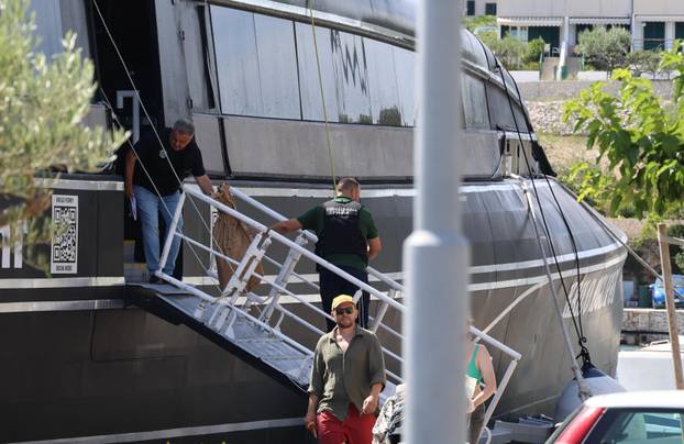 Policijski očevid u Milni nakon tragične pomorske nesreće u Splitskim vratima