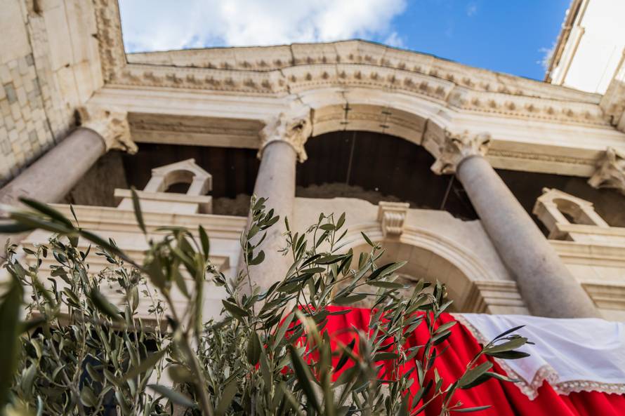 Split: Splitsko makarski nadbiskup Zdenko Križić predvodio misu na Cvjetnicu u katedrali sv Dujma