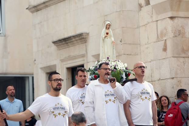 Split: Muškarci mole krunicu na Peristilu