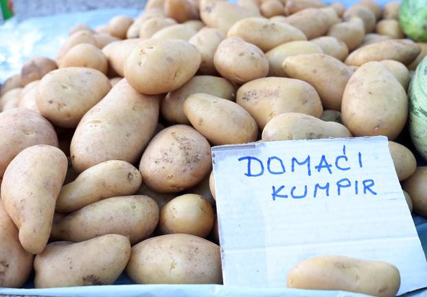 FOTO Krumpira, luka, rajčica i lubenica! Pogledajte cijene voća i povrća na šibenskoj tržnici