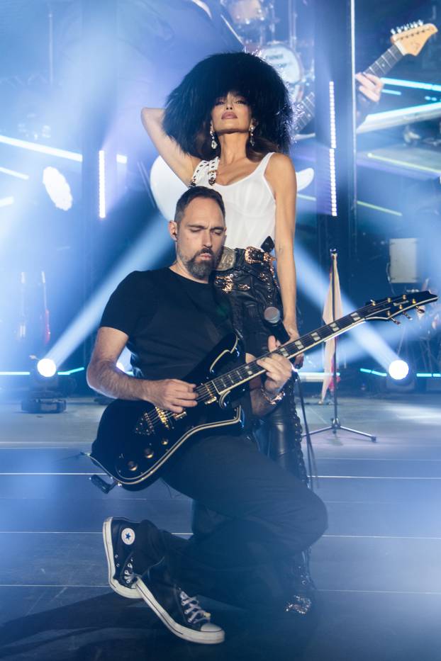 FOTO 'Pogled ispod resica': Severina ni drugi dan koncerta nije skidala svoj 'dlakavi' šešir