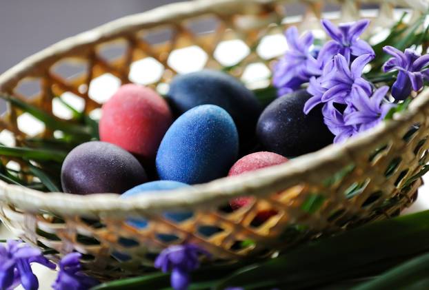 Svjetlucave pisanice kuhane u crnom i bijelom vinu i obojane prirodnim bojama