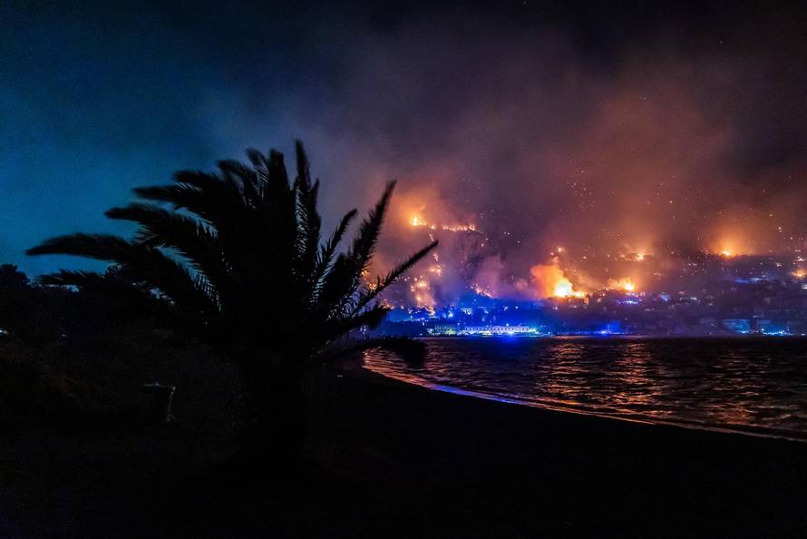 Omiš:  Pogled na Omiš sa ušća Cetine. 