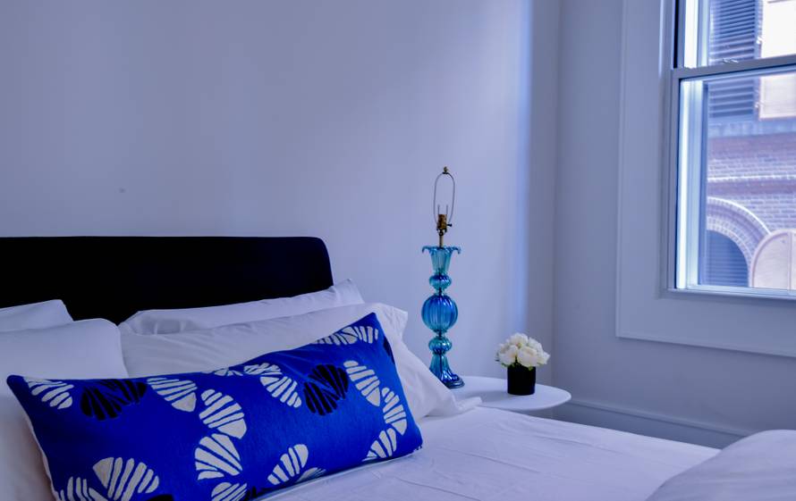 Bili smo u stanu Bowieja: Raj od 300 m2 krase cvjetne tapete, umjetnine, note i modri kauč