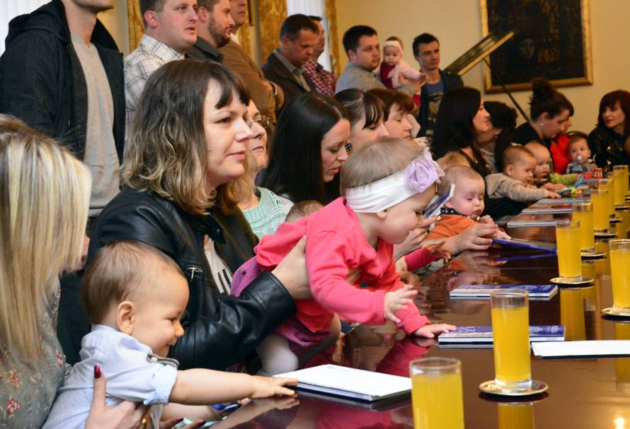 Grad Požega darivao najmlađe sugrađane sa 48.000 kuna