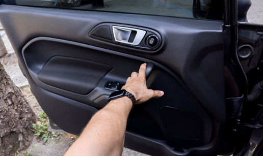 VIDEO Voza&ccaron;i u nevjerici: Otkrili skrivenu zna&ccaron;ajku na vratima svojih auta! Jeste li znali ovo?