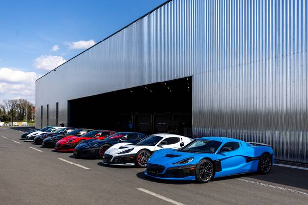 Rimac Nevere parkirane ispred Rimac kampusa u Kerestincu povodom Trilblazers Toura