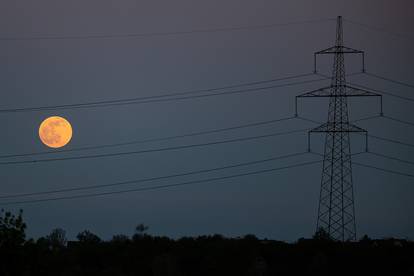 Uskrsni mjesec nad Zagrebom - kao da nas podsjeća na Isusovu muku i samu bit blagdana