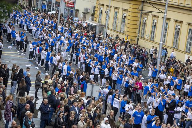 Osječki maturanti unatoč lošem vremenu plesali quadrillu u centru grada