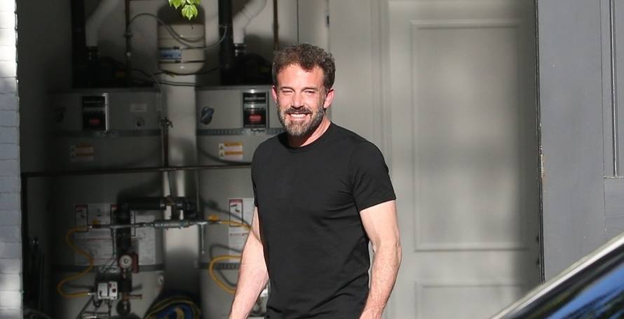 Ben Affleck ne skida ruke s J.Lo, ljubio ju autu pred paparazzima