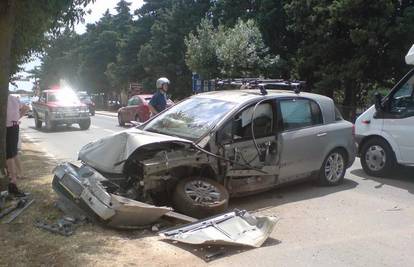 Renault dva puta udario u drvo pa se zabio u Audi